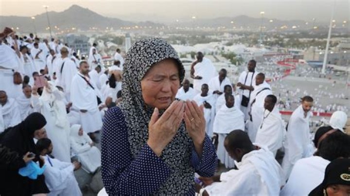 Can a single woman perform Hajj?