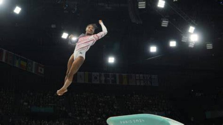 Can Simone Biles dunk?