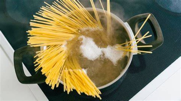 Can you leave cooked spaghetti in water?