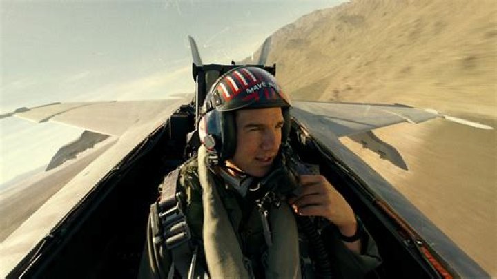 Did Tom Cruise fly jets in Top Gun?