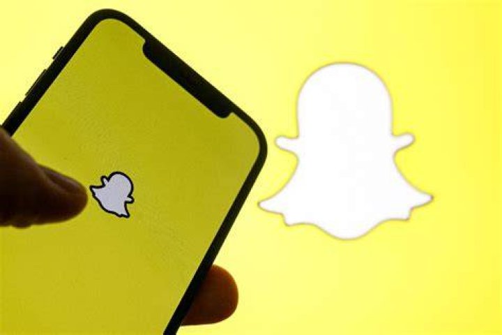 Does Snapchat keep old photos?