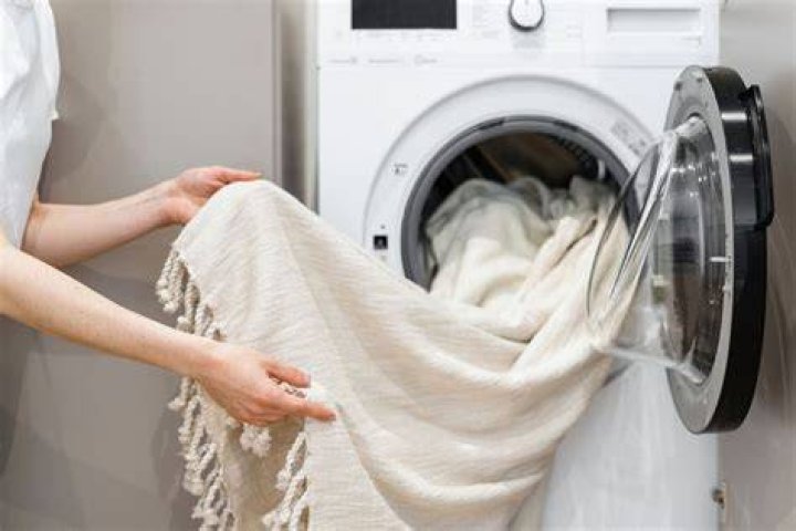 How do you deep clean a towel in a washing machine?