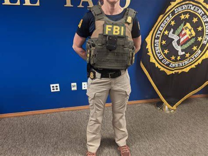 How do you know if an FBI agent is real?
