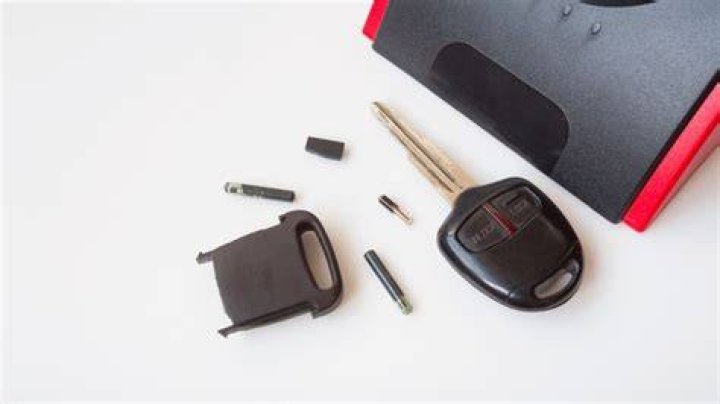 What is the difference between a transponder key and a chip key?