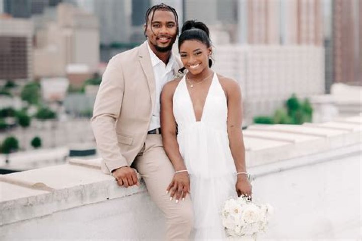 Who is Simone's fiancé?
